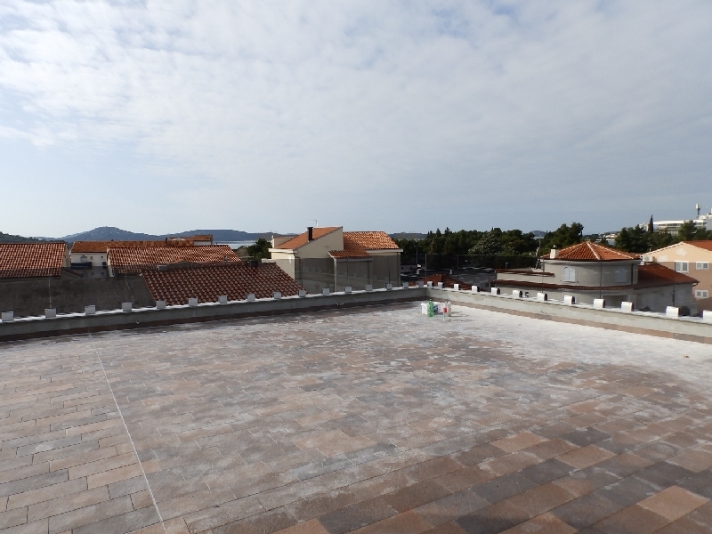 Taras na dachu z pięknym widokiem na okolicę i morze.