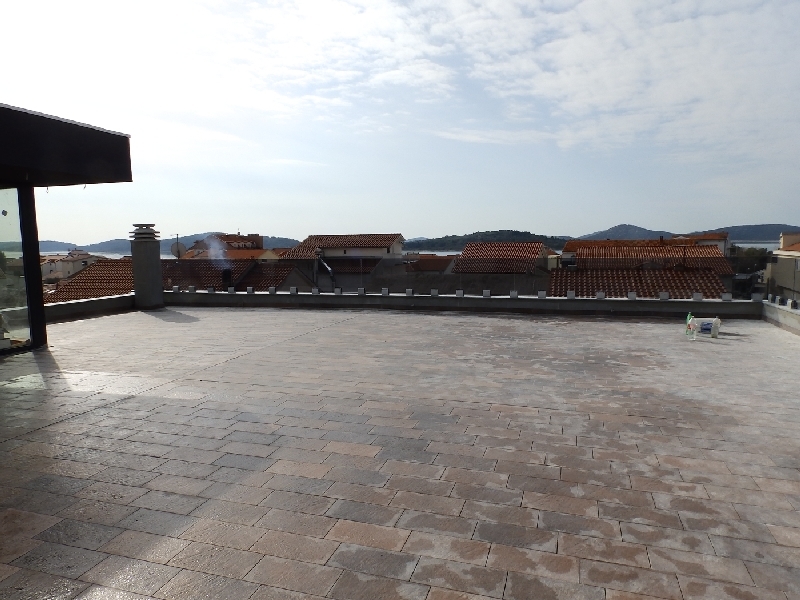 Taras na dachu nieruchomości A1239 w Vodicach, Dalmacja.