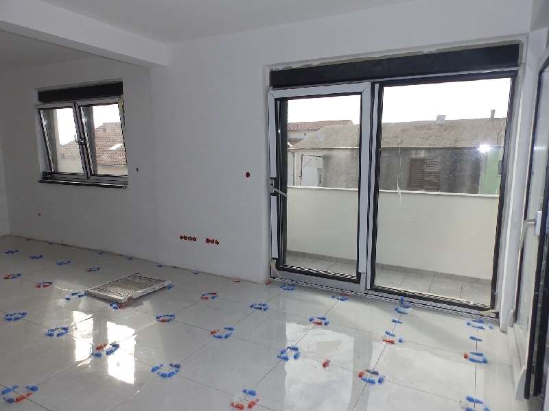 Pokój dzienny z wyjściem na taras na drugim piętrze.