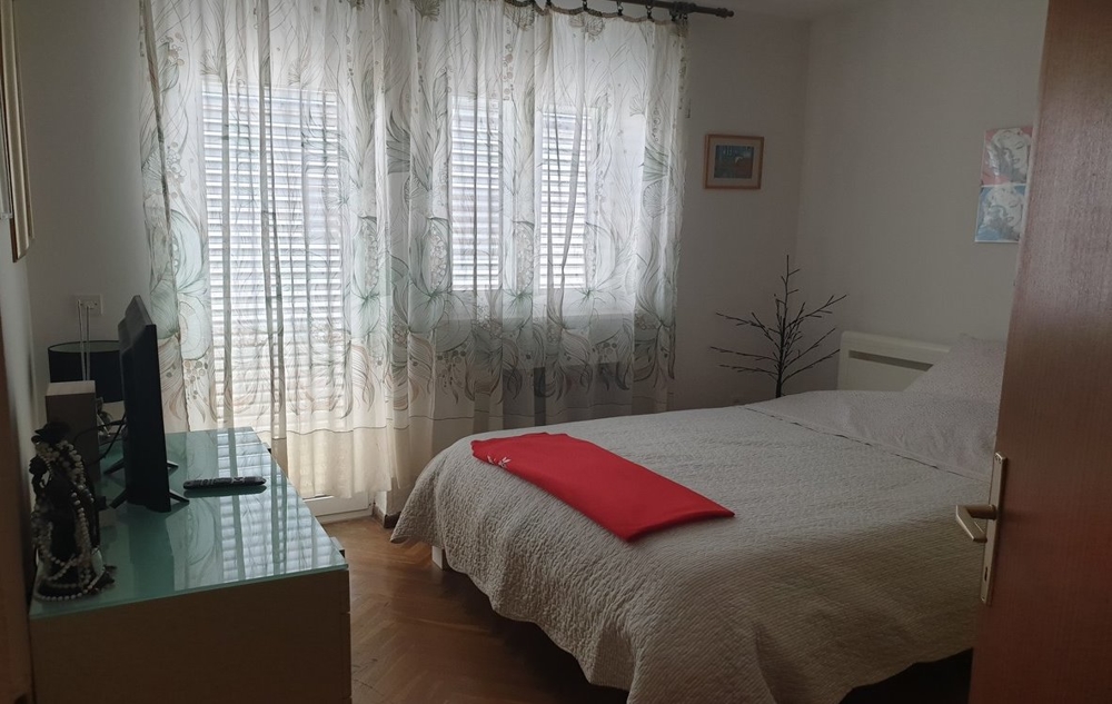 Sypialnia z wyjściem na przestronny taras apartamentu A1301 w Splicie.