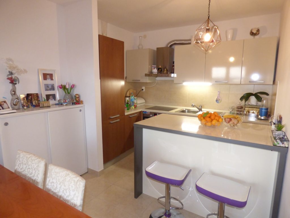 Jadalnia i kuchnia w apartamencie A1493 w Chorwacji, wyspa Ciovo.