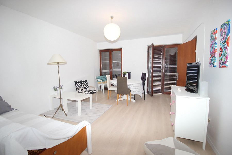 Pokój dzienny z wyjściem na przestronny taras apartamentu A1682 w Chorwacji.