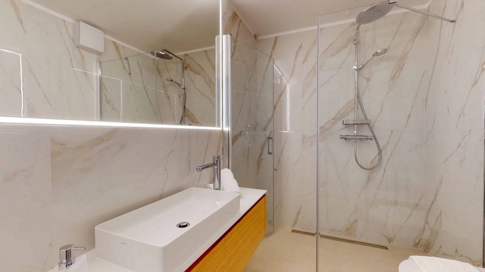 Widok na front domu z indywidualnymi apartamentami z widokiem na morze na wyspie Vis.