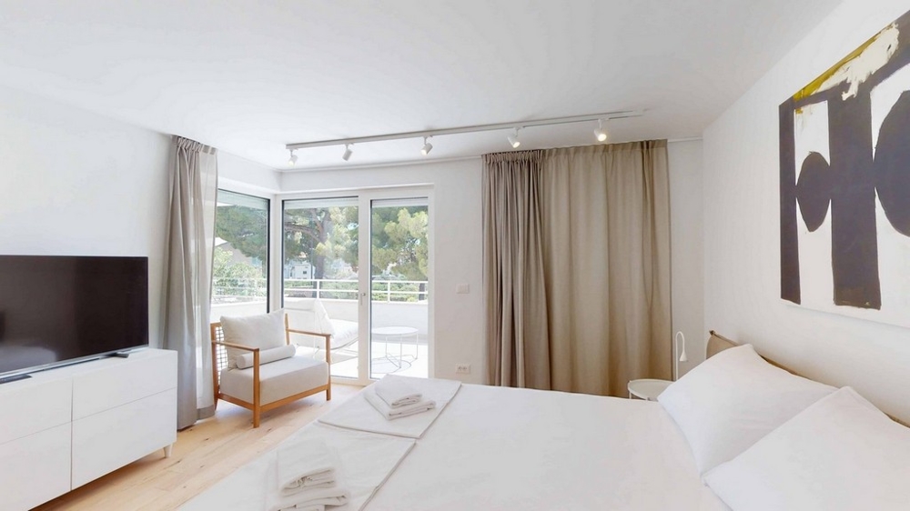 Widok na tył domu z dodatkowymi miejscami parkingowymi i widokiem na morze - kup mieszkanie w Chorwacji.