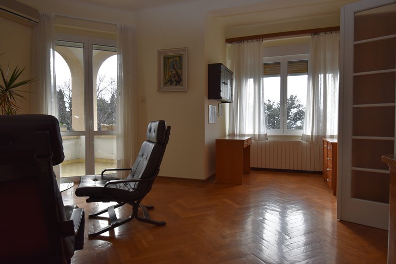 Część dzienna i widok na zadaszony taras.