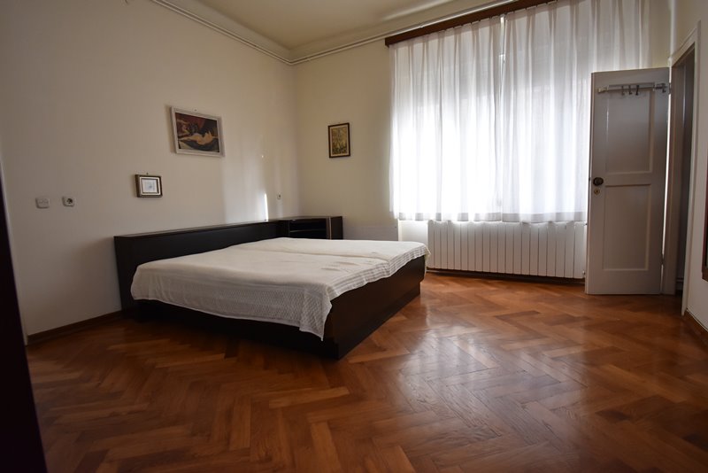 Przestronna sypialnia z łazienką.