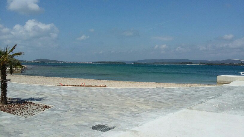 Widok na plażę, która znajduje się zaledwie kilka kroków od apartamentu.