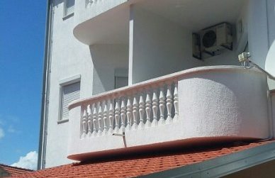 Balkon mieszkania A1855, które jest na sprzedaż na wyspie Pasman w Chorwacji.