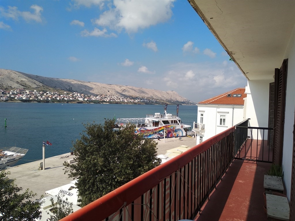 Na sprzedaż mieszkanie w pierwszym rzędzie do morza w Pag w Chorwacji - Panorama Scouting.