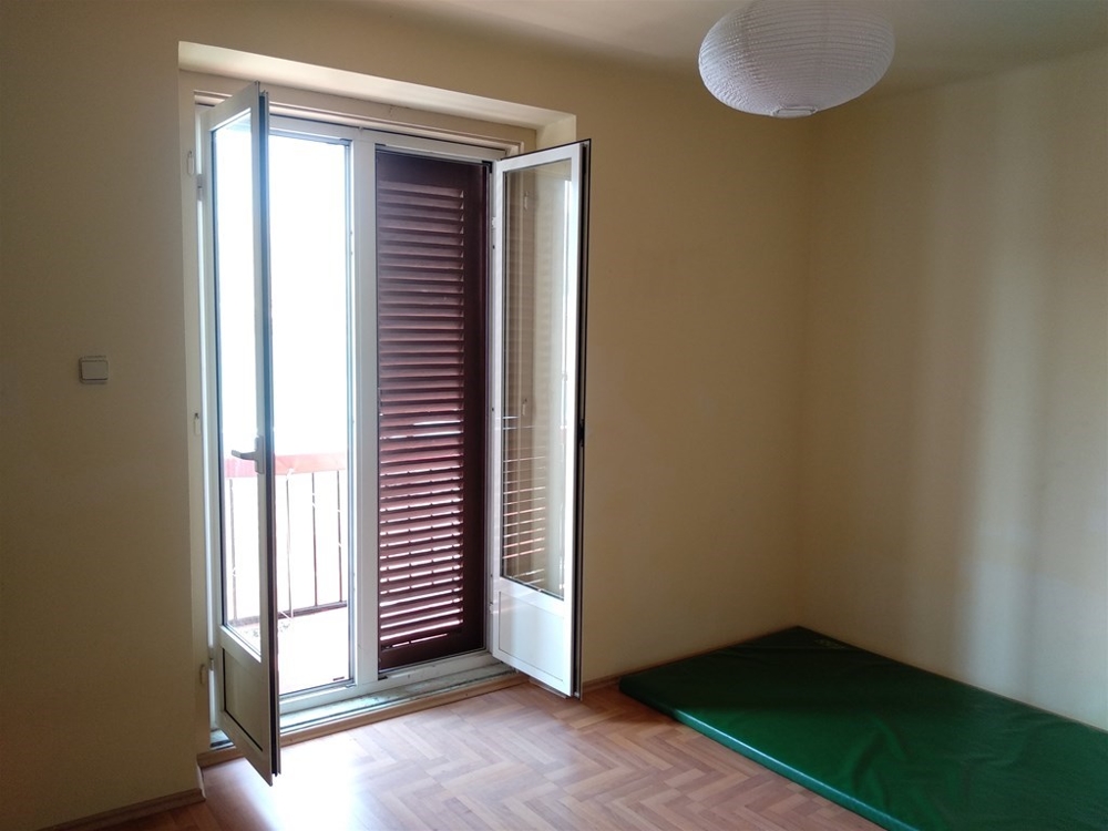 Widok z jednego pokoju na przestronny taras.