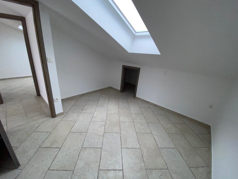 Widok z sypialni na taras i morze.