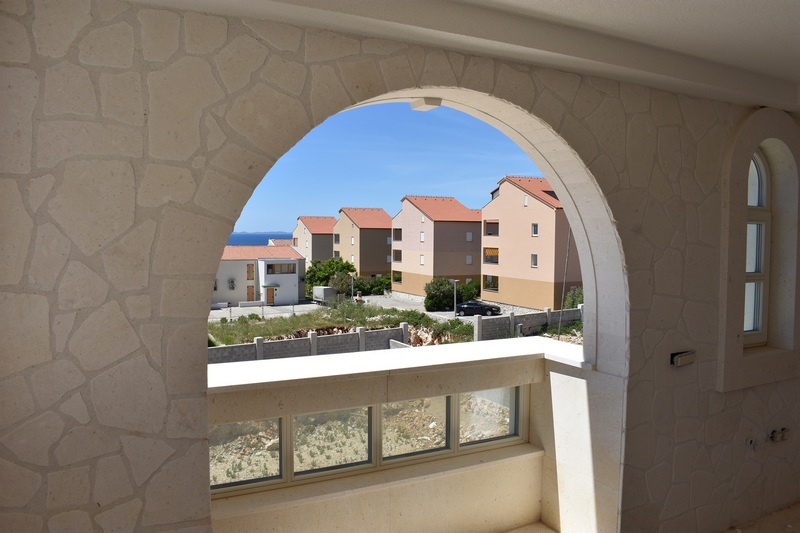 Widok na morze z zadaszonego tarasu apartamentów A2057, Chorwacja.