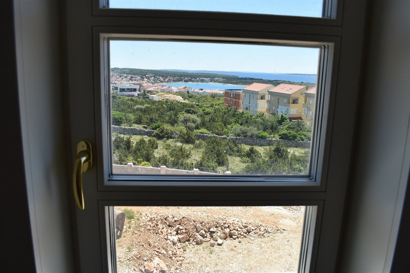 Widok na morze z okna z salonu A2057, Novalja, Chorwacja.