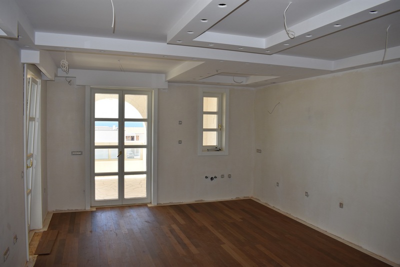 W salonie na podłodze parkiet.