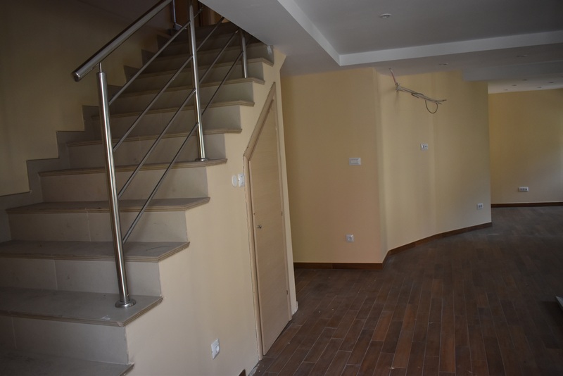 Wewnętrzne schody prowadzą na piętro apartamentu A2069, Opatija, Chorwacja.