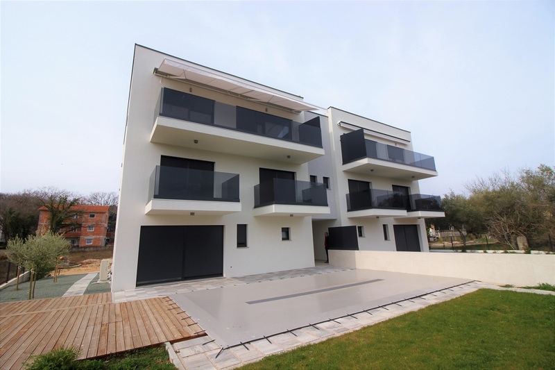 Na sprzedaż nowoczesne mieszkanie na drugim piętrze w Chorwacji na Krk w Malinskiej.