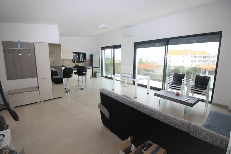 Przestronny salon z wysokiej jakości meblami.