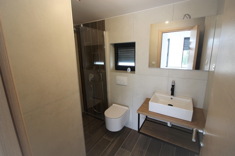 Widok na jedną z dwóch nowoczesnych łazienek.