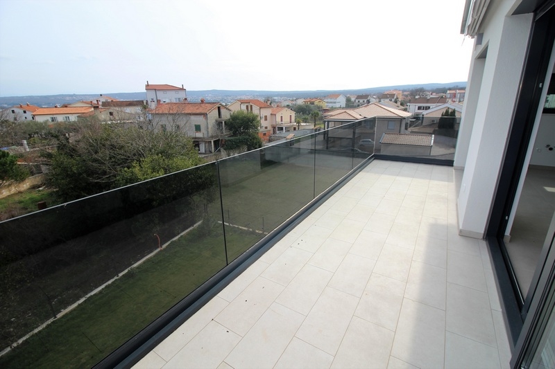 Taras z widokiem na miasto.