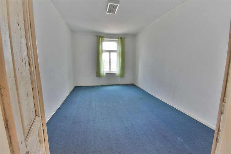 Kolejny przestronny pokój.