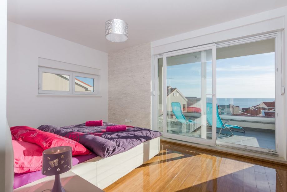 Sypialnia z widokiem na morze.
