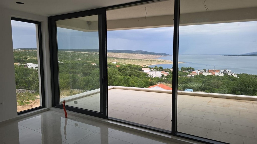 Widok od frontu nowego budynku.