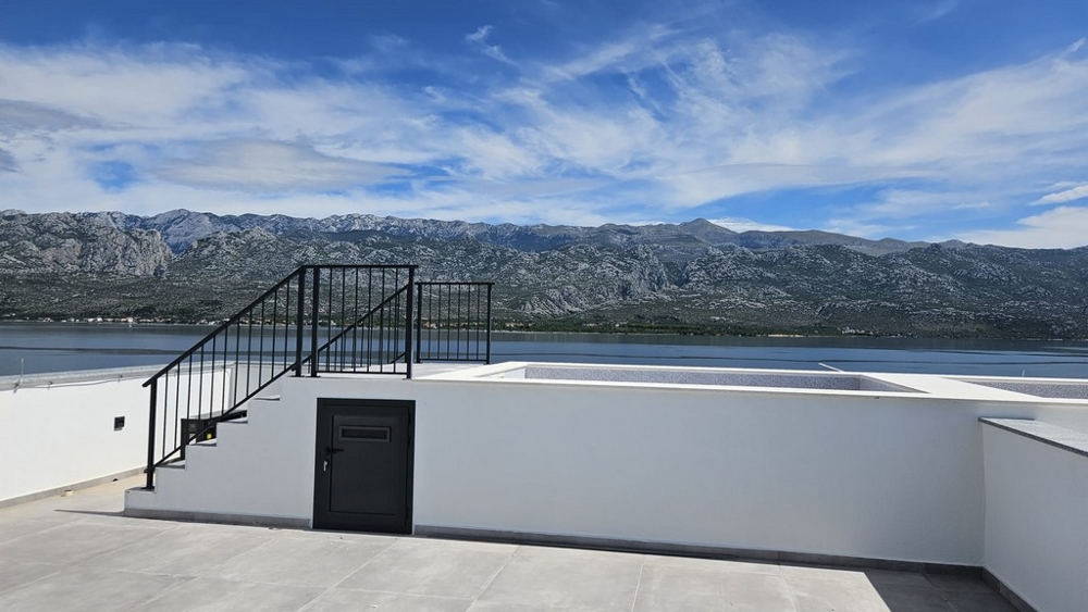 Taras na dachu z basenem i widokiem na morze nieruchomości A2382 niedaleko Zadaru w Chorwacji.