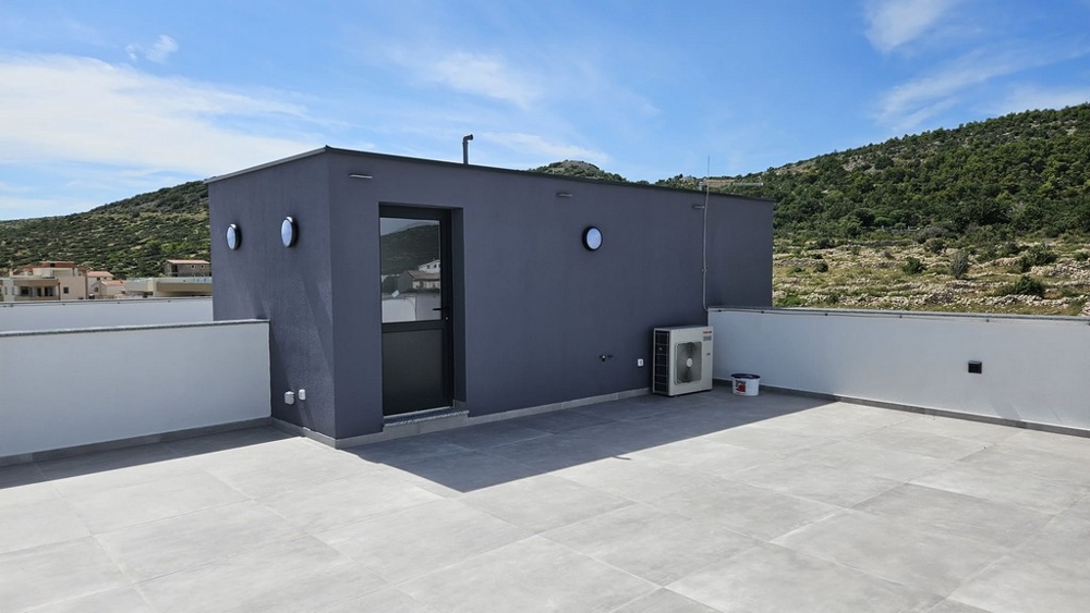 Nowoczesny taras na dachu nieruchomości A2382 niedaleko Zadaru w Chorwacji - Panorama Harcerska.