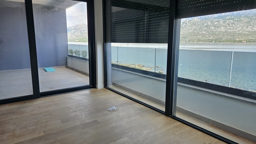 Pokój dzienny z tarasem i widokiem na morze.