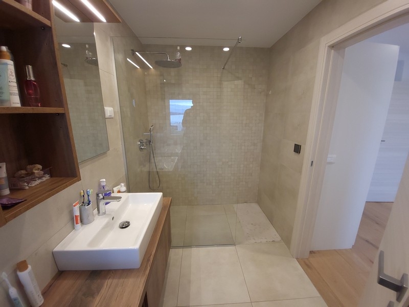 Na tym zdjęciu widać atrakcyjną i wygodną łazienkę w nieruchomości A2417, która jest na sprzedaż na wyspie Krk.
