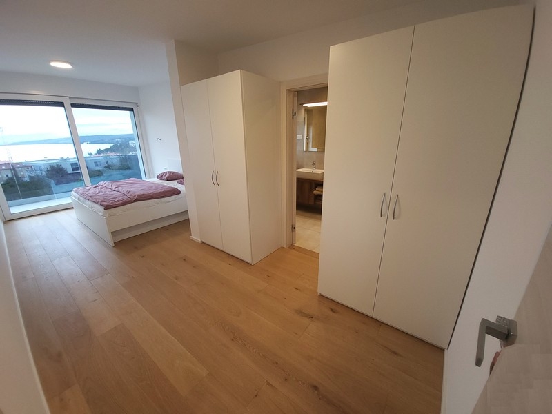 Na tym zdjęciu widać atrakcyjną i wygodną sypialnię w nieruchomości A2417, która jest na sprzedaż na wyspie Krk.