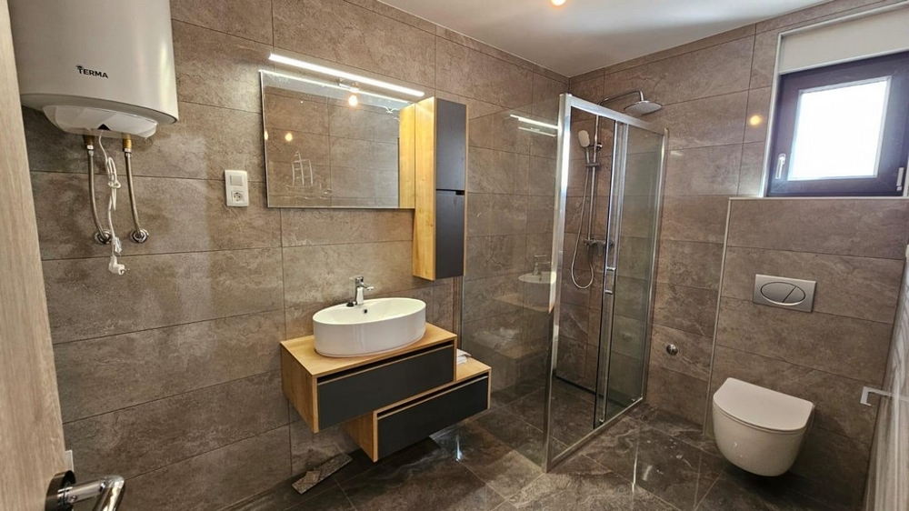 Łazienka z wysokiej jakości płytkami.