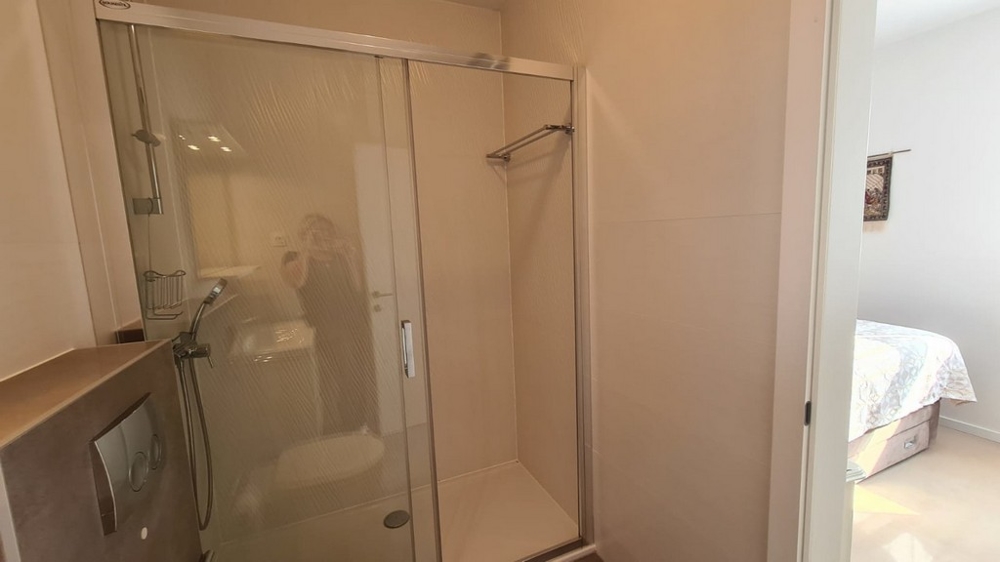 Na tym zdjęciu widać atrakcyjną i wygodną łazienkę w nieruchomości A2636, która jest na sprzedaż na wyspie Pag.