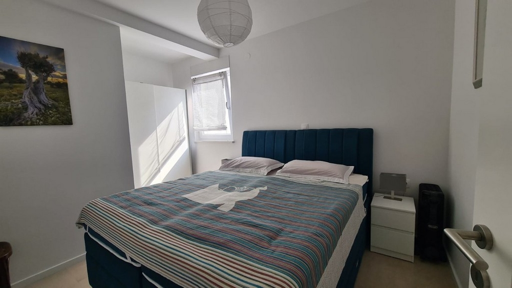 Na tym zdjęciu widać atrakcyjną i wygodną sypialnię w nieruchomości A2636, która jest na sprzedaż na wyspie Pag.