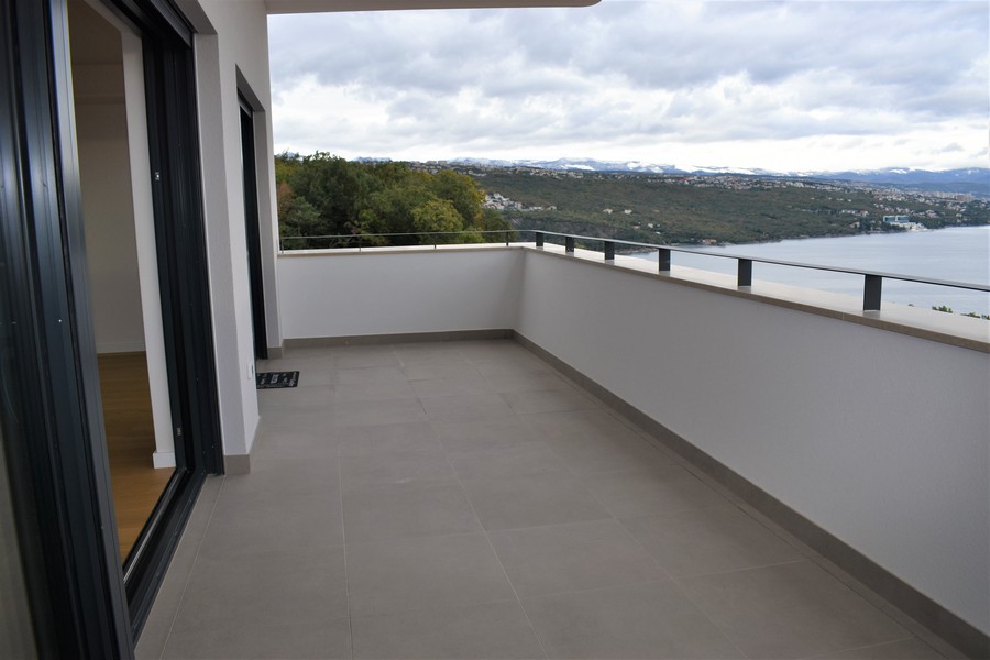 Taras z widokiem na morze nieruchomości A2695, która jest na sprzedaż w Chorwacji w regionie Opatija - Panorama Scouting.