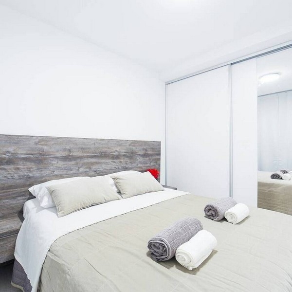 Na tym zdjęciu widać atrakcyjną i wygodną sypialnię w nieruchomości A2698, która jest na sprzedaż na wyspie Pag.