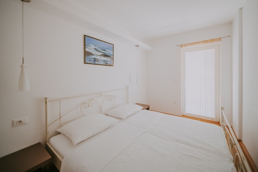 Na tym zdjęciu widać atrakcyjną i wygodną sypialnię w nieruchomości A2708, która jest na sprzedaż na wyspie Krk.