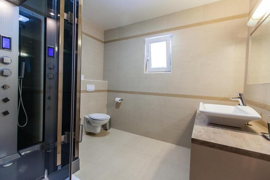 Na tym zdjęciu widać atrakcyjną i wygodną łazienkę w nieruchomości A2708, która jest na sprzedaż na wyspie Krk.