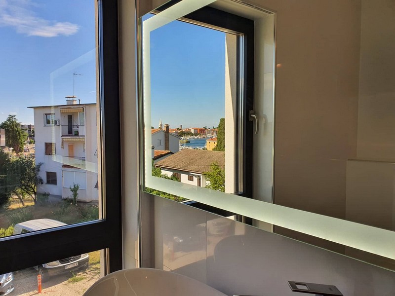 Widok na morze przez lustro w łazience.