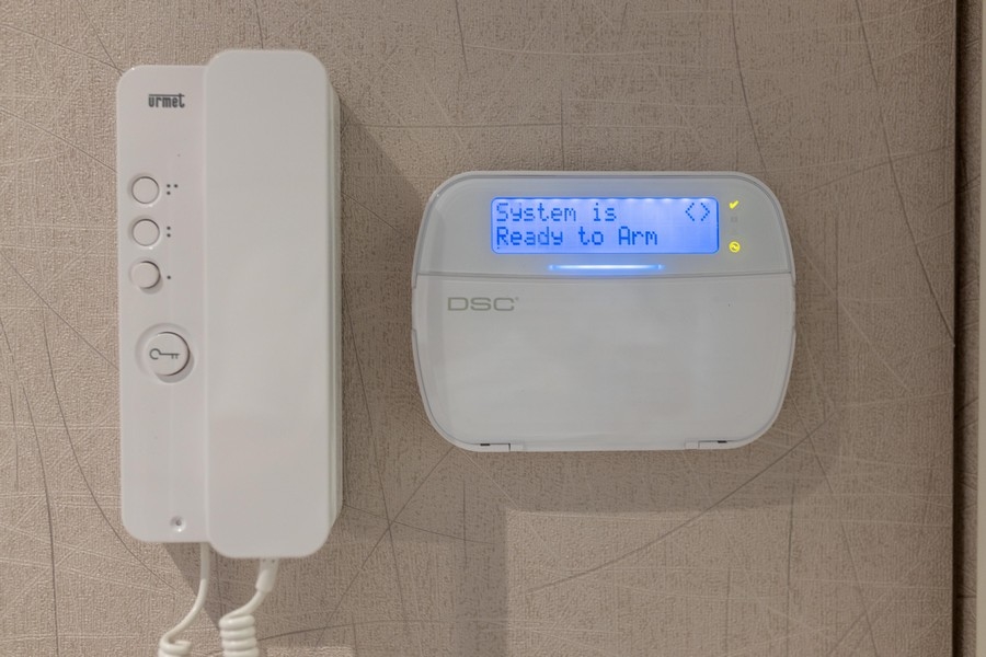 Instalacja domofonowa i instalacja alarmowa.