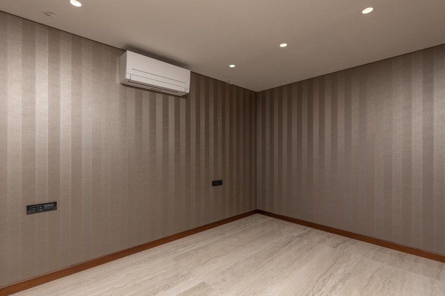 Sypialnia z wysokiej jakości tapetą i klimatyzacją.