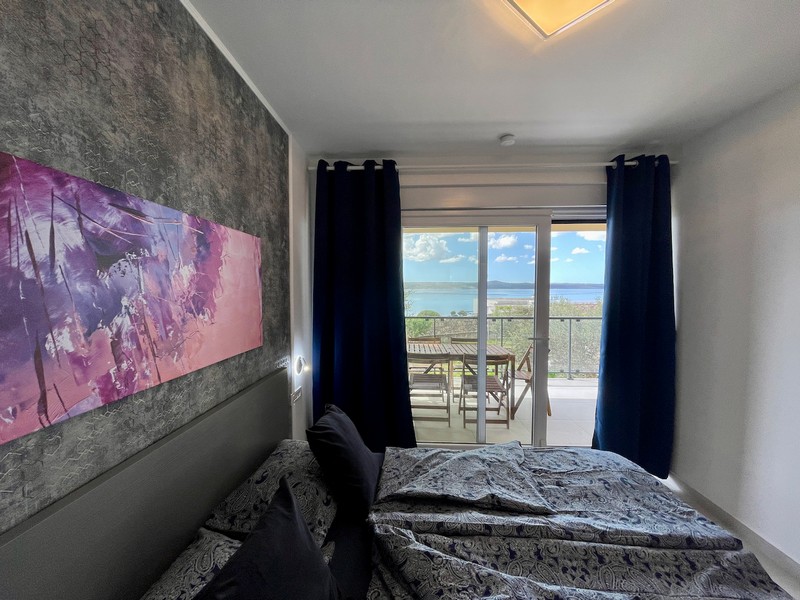 Nowoczesna łazienka z prysznicem bez barier i stylową armaturą sanitarną w mieszkaniu na sprzedaż w Zadarze w Chorwacji