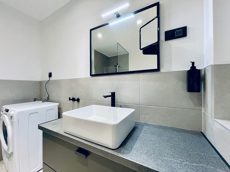 Na sprzedaż widok z drona na nowoczesny kompleks apartamentów z miejscem parkingowym, blisko morza w Zadarze w Chorwacji