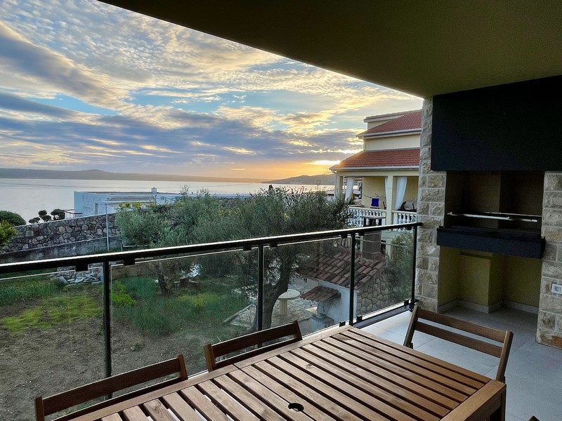 Wieczorny widok na oświetlony prostokątny basen w kompleksie apartamentów na sprzedaż w Zadarze w Chorwacji