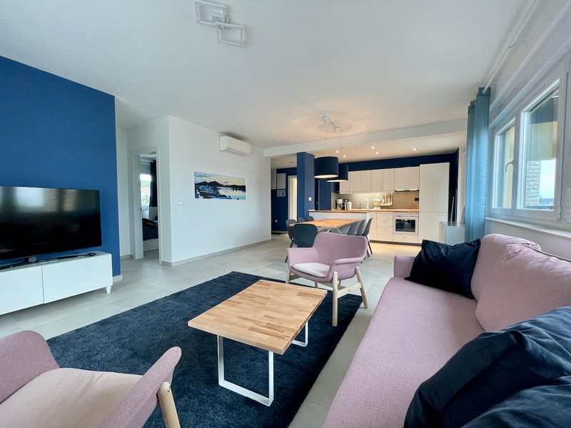 Widok z przodu nowoczesnego żółtego budynku mieszkalnego z miejscem parkingowym w Zadarze w Chorwacji, na rynku nieruchomości