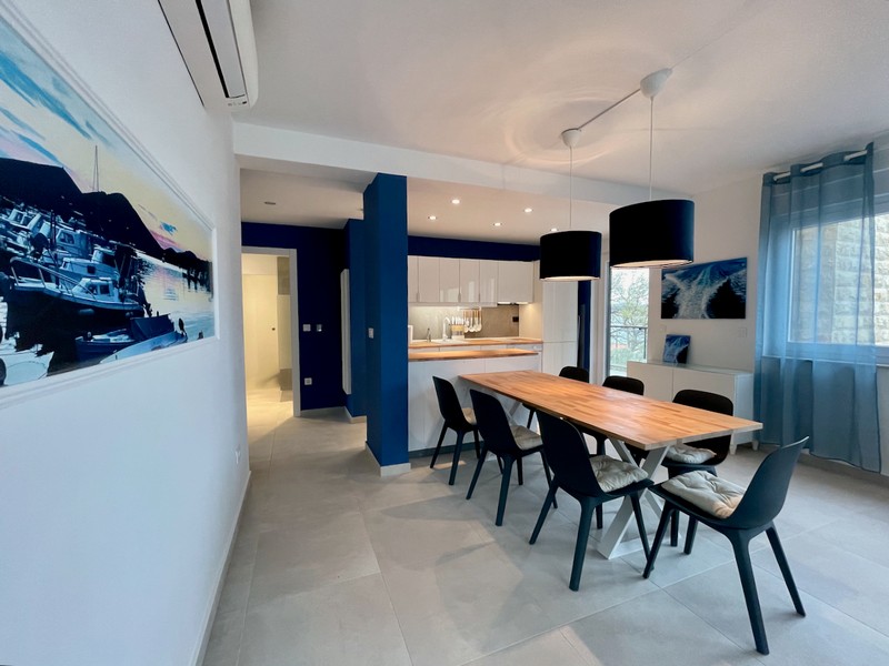 Otwarta przestrzeń mieszkalna z podłogą wyłożoną kafelkami i instalacjami do aneksu kuchennego w mieszkaniu na sprzedaż w Zadarze w Chorwacji