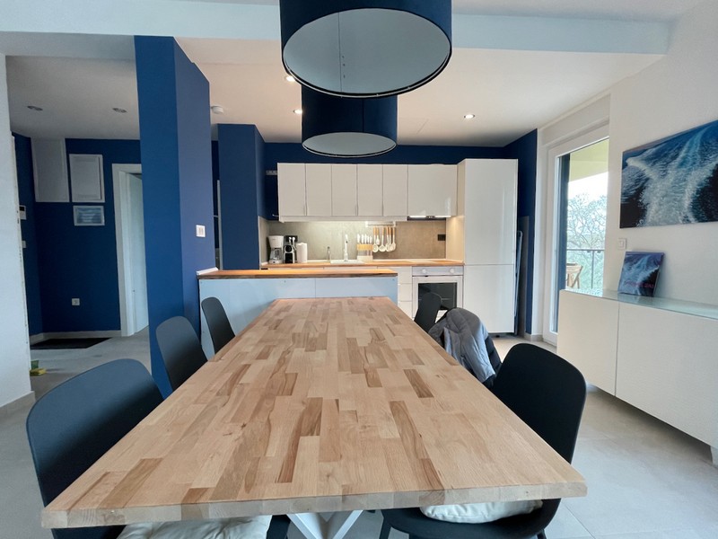 Przestronny, niedokończony salon z pomalowanymi na biało ścianami i przygotowaniami do montażu kuchni w mieszkaniu w Zadarze w Chorwacji