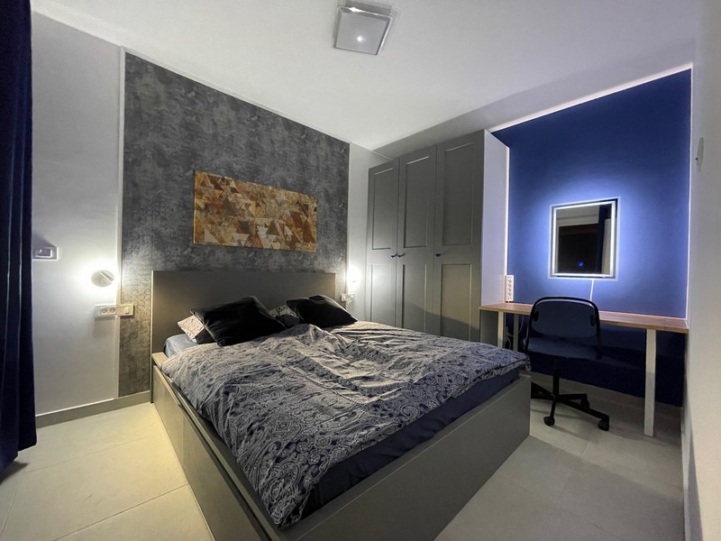 Panoramiczne okno z malowniczym widokiem na morze i otaczający krajobraz w mieszkaniu w Zadarze w Chorwacji