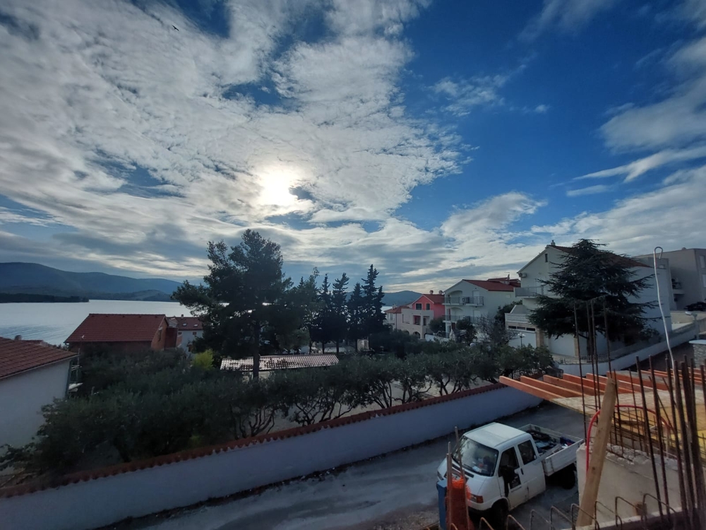 3 sypialnie, pokój dzienny z tarasem na dachu i widokiem na morze