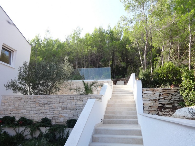 Duży taras z panoramicznym widokiem na morze